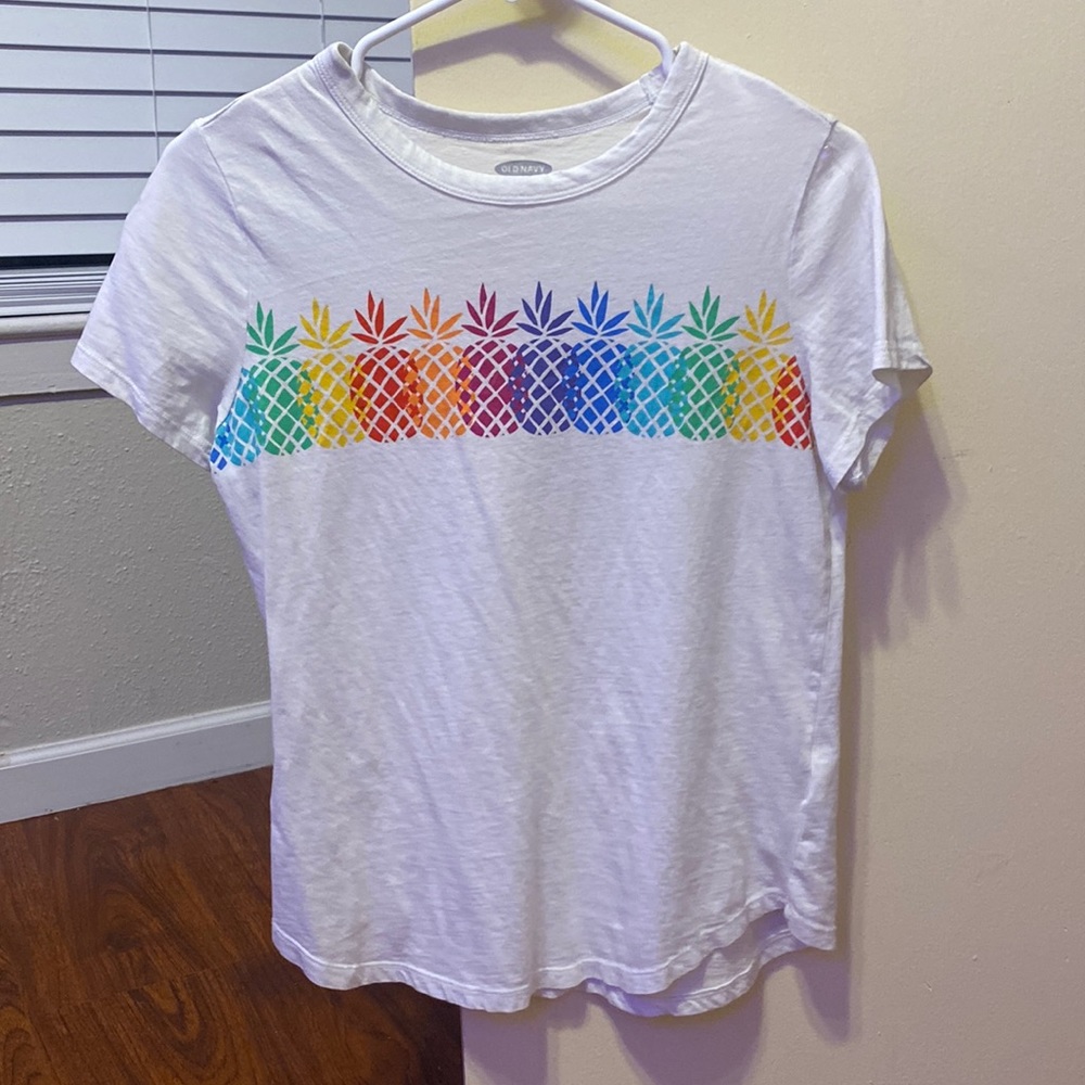 white top with pineapple